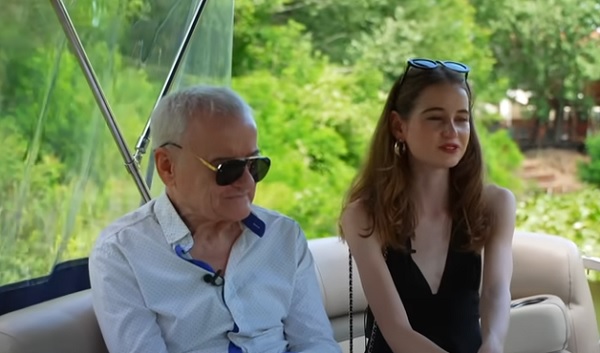 Irina Columbeanu alături de tatăl ei pe un vaporaș la plimbare pe Lacul Snagov