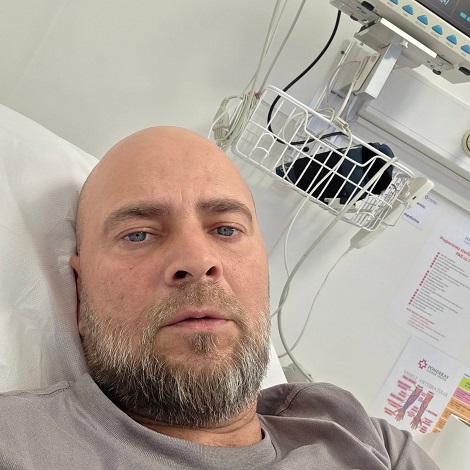 Cosmin Seleși pe patul de spital in tricou si ingrijorat