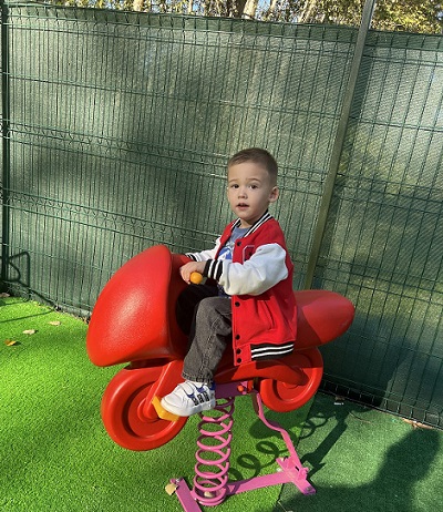Ștefan Vladimir, băiețelul cu spina bifida care trebuie operat, la un loc de joacă