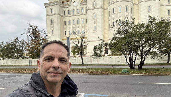 Dan Negru &icirc;n fața Catedralei M&acirc;ntuirii Neamului