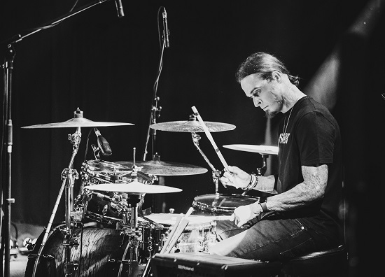 Pavlos Popovici, supraviețuitor al incendiului de la Colectiv, cantand la tobe