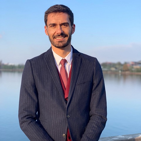 actorul George Burcea z&acirc;mbitor, pe malul unei ape