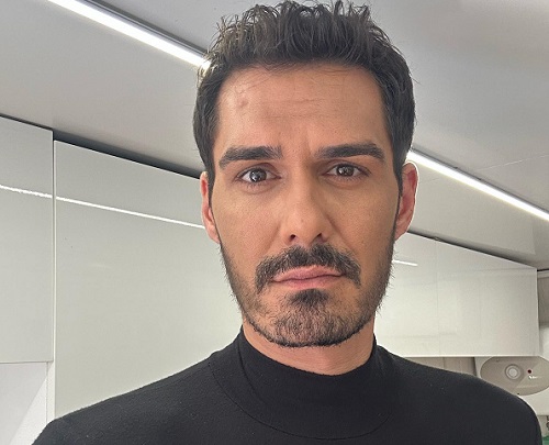 actorul George Burcea purt&acirc;nd un tricou negru