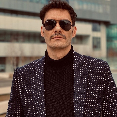 actorul George Burcea purt&acirc;nd ochelari negri
