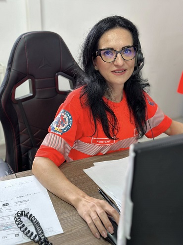 Silvia Florentina Gaiță, asistent coordonator ISU-SAJ Prahova, sta in scaun de birou la calculator