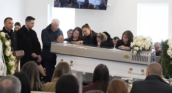 imagine de la capela din Suceava unde a fost depus trupul neînsuflețit al lui Silviu Holeiciuc, tânărul care a murit electrocutat