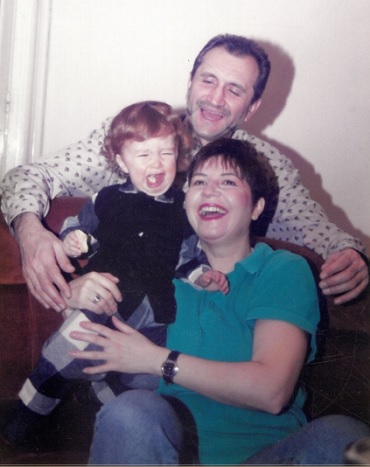 fotografie veche cu Magda Catone, Șerban Ionescu și fiul lor Carol cand acesta era mic și erau veseli petrecand timp impreuna