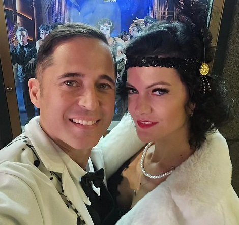 Dinu Maxer si soția lui, Magdalena Chihaia,fac o poza privind catre camere, imbracati in haine glam