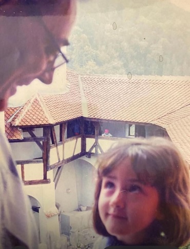 fotografie veche color, Horia Moculescu uitandu-se zambitor catre fiica lui, Nidia, cand aceasta era copil, cei doi aflandu-se la o cetate sau la un castel 