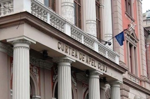 portiune din cladirea Curtii de Apel din Cluj, cu un steag al Uniunii Europene pe una dintre laturile cladirii