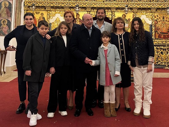 Traian și Elena Băsescu in biserica, la nunta lor de aur, alaturi de cele doua fiice ale lor, Ioana si Elena, de sotul si de copilul Ioanei si de cei trei copii ai Elenei