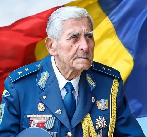generalul in rezerva Radu Theodoru imbracat in uniforma militara cu decoratii si avand in spatele sau drapelul Romaniei