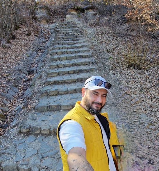 Mircea Iuhaș, barbatul originar din Cluj, gasit mort intr-o masina carbonizata la marginea Oradei, imbracat intr-un tricou alb, vesta galbena si avand pe cap o sapca alba pe care isi pusese ochelari de soare, in timp ce era vesel intr-un colt de natura