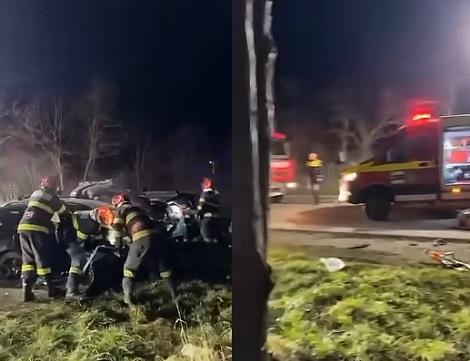 colaj imagini echipaj pompieri langa doua autoturisme negre dupa un accident noaptea, politist si ambulanta sosita la locul accidentului
