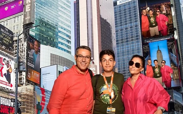 Cristi Brancu imbracat cu camasa cu maneca lunga corai, fiul sau Tudor imbracat cu tricou oliv si avand o medalie la gat si sotia lui Oana Turcu cu ochelari de soare,imbracata in camasa ciclam, fericiti toti trei la New York 