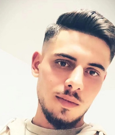 selfie Nelu Iulian Logofeteasa, &icirc;mbrăcat &icirc;n hanorac deschis la culoare și cu barbă