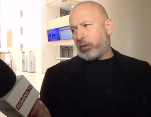Cornel Dinicu, patronul complexului turistic Ferma Dacilor, imbracata in negru, acordand un interviu pentru un post de televiziune 