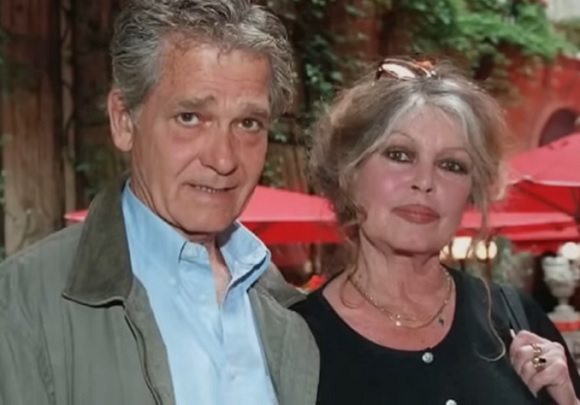 imagine de acum cativa ani, Brigitte Bardot imbracata in negru, alaturi de sotul ei, Bernard d&rsquo;Ormale, imbracat cu jacheta gri si camasa bleu 