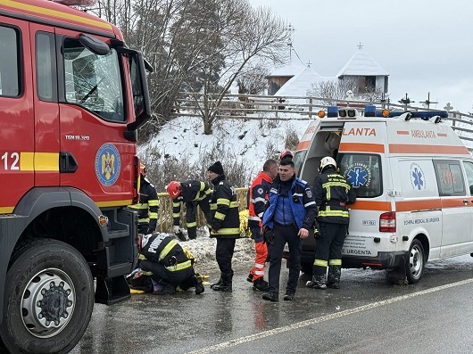 echipaj pompier SMURD, ambulanta, medici si pompieri SMURD incercand sa acorde primul ajutorul victimelor accidentului rutier de la Vatra Dornei