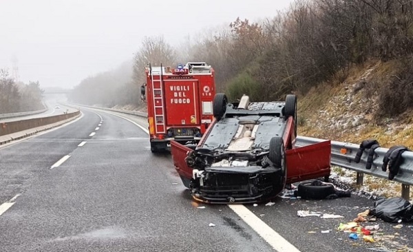 imagine de la accidentul rutier de pe autostrada A25 din Italia, in care si-a pierdut viata romanca Sidonia Păun, autoturism rasturnat pe sosea si masina de pompieri care a intervenit