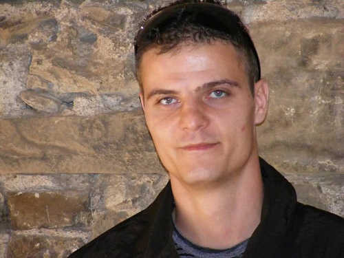 Lucian, barbatul de 43 de ani din Sibiu care a murit intr-un autobuz, imbracat cu o jacheta neagra, stand sprijinit de un zid