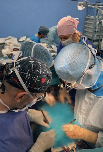 echipa medicala in sala de operatii, in timp ce realizeaza interventia chirurgicala pentru transplant de inima la un tanar de 19 ani in cadrul &nbsp;Institutului de Urgență pentru Boli Cardiovasculare și Transplant din T&acirc;rgu Mureș