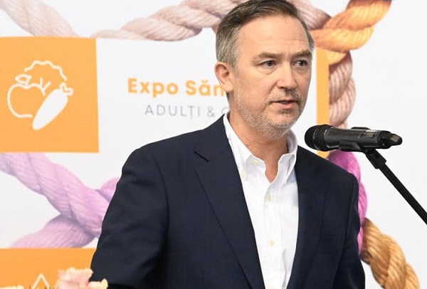 Profesor Dr. Horațiu Suciu, șeful secției de Chirurgie Cardiovasculară de la Institutul de Urgență pentru Boli Cardiovasculare și Transplant din T&acirc;rgu Mureș, imbracat cu sacou bleumarin si camasa alba, in timp ce se afla la pupitru, in fata microfonului, la un eveniment despre alimentatia sanatoasa