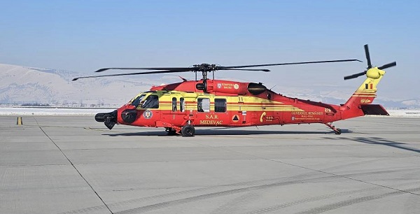 elicopter al IGSU specializat pentru transporturile medicale, in timp ce ateriza la Targu Mures pentru a aduce inima necesara pentru efectuarea unui transplant la Institutul de Urgență pentru Boli Cardiovasculare și Transplant 