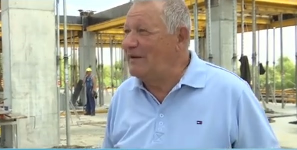 omul de afaceri Cristian Ț&acirc;nțăreanu imbracat cu camasa bleu, in timp ce se afla pe santier pentru a supraveghea lucrarile unui bloc in constructie