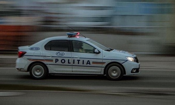 masina a Politiei Romane, fotografiata in viteza in timp ce se deplaseaza pe o sosea
