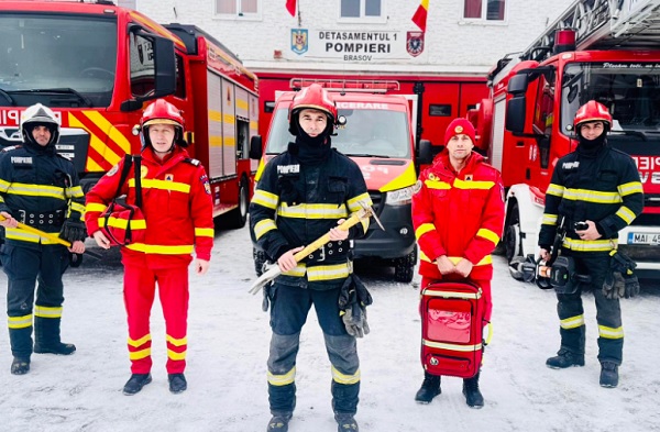 echipaj de pompieri pregatiti de misiune din cadrul Detașamentului de Pompieri .1 Brașov, stand in fata masinilor folosite in misiuni