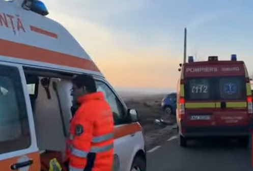 ambulanta sosita la locul unui accident rutier pe un drum din judetul Brasov, personal de pe ambulanță stand langa vehicul si masina de pompieri SMURD