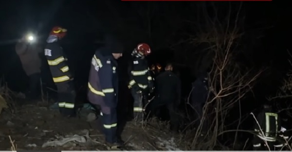 echipaj de salvatori de la ISU Sibiu pe malul paraului din Chirpar noaptea, cu lanterne, in cautarea a doi copii care au cazut in apa