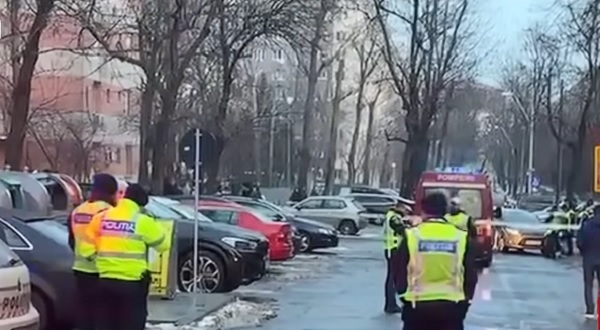 captură video, imagine de pe strada Prevederii sector 3 București, polițiști si echipaj pompieri SMURD care au intervenit pentru un accident rutier in care a murit o fetita de 5 ani
