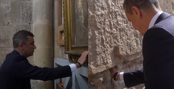 colaj imagini, Sorin Grindeanu imbracat cu sacou bleumarin rugandu-se la o icoana din Biserica Sfantului Mormant din Ierusalim si aplecandu-se ca sa lase un biletel la Zidul Plangerii
