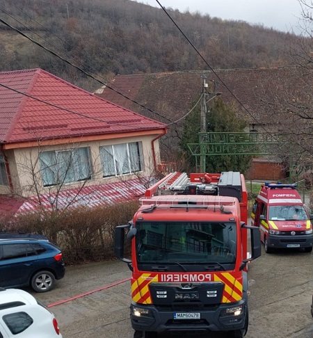 ambulanță Pompieri SMURD și mașină de pompieri aparțin&acirc;nd ISU Caraș-Severin pe un drum dintr-o localitate dintr-o zonă montană