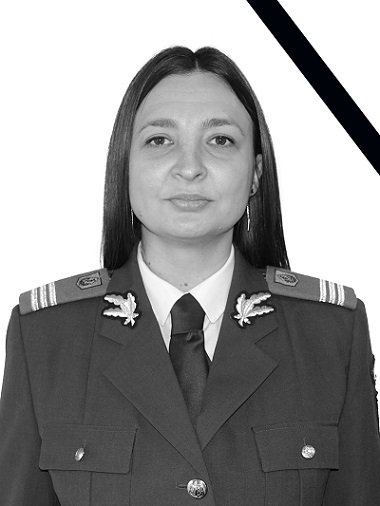 fotografie alb-negru, Diana Iacob, sotia lui Sorin Iacob, amandoi decedati in urma accidentului de la Ciortesti, tanara fiind imbracata in uniforma militara intrucat era capital la Inspectoratul pentru Jandarmi Vaslui