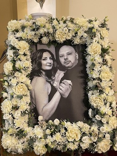 fotografie alb-negru cu Sorin si Diana Iacob, decedati in accidentul de la Ciortesti, rama fotografiei fiind inconjurata de flori albe