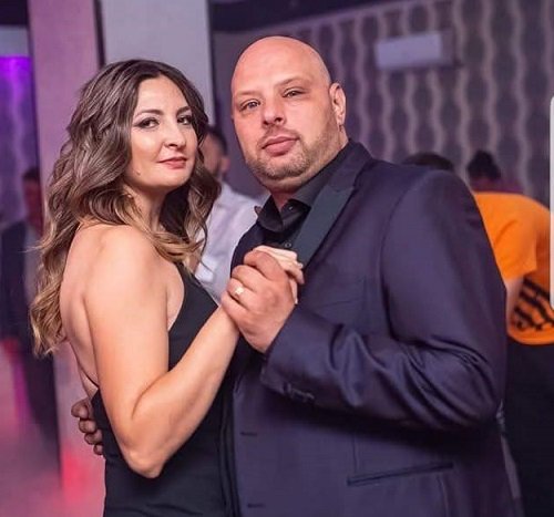 cuplul Diana si Sorin Iacob, decedati in urma accidentului de la Ciortesti, Diana imbracata cu rochie neagra cu umerii dezgoliti in timp ce danseaza la o petrecere cu sotul ei, Sorin, imbracat cu camasa neagra si sacou violet