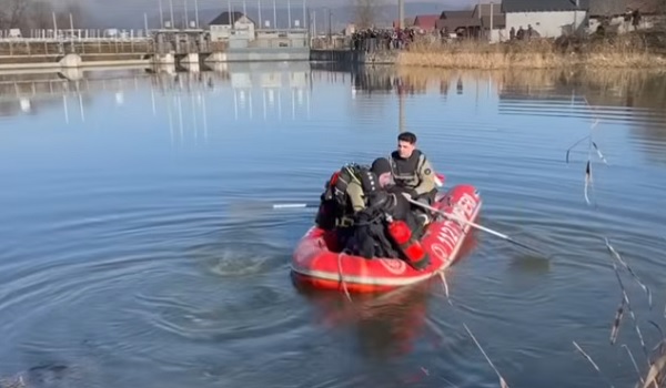 scafandri si pompier din judetul Cluj intr-o barca pneumatica, incercand sa gaseasca trupul neinsufleti al lui Sebastian, copilul de 4 ani cazut in apele Someșului Mic