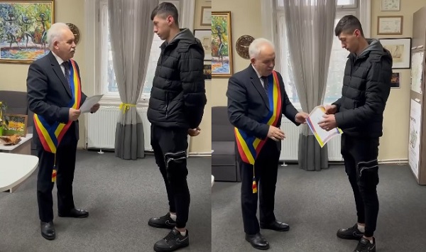 colaj imagini, primarul municipiului Gherla Ovidiu Dragan, imbracat in costum inchis la culoare, cu banderola cu tricolor, in timp ce se pregateste sa ofere o diploma unui adolescent, imbracat in negru, care a reusit sa salveze un copil cazut in Somesiul Mic si primarul din Gherla inmanandu-i diploma adolescentului salvator