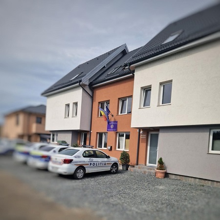 masini de politie parcate in fata cladirilor ce intra in componenta sediului Politiei Locala Floresti judetul Cluj, imagine din anul 2024