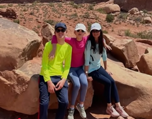 Monika Rubacha, femeia de 44 ani care și-a omor&acirc;t copiii și apoi s-a sinucis, imbracata cu bluza de trening bleu si colanti bleumarin, cu sapca alba pe cap, stand pe o piatra mare dintr-o zona stancoasa alaturi de cei doi copii ai ei, fetita imbracata cu bluza ciclam si colanti albastri si baiatul cu bluza verde si pantaloni bleumarin, amandoi copiii avand pe cap sepci albe si toti trei purtand ochelari de soare