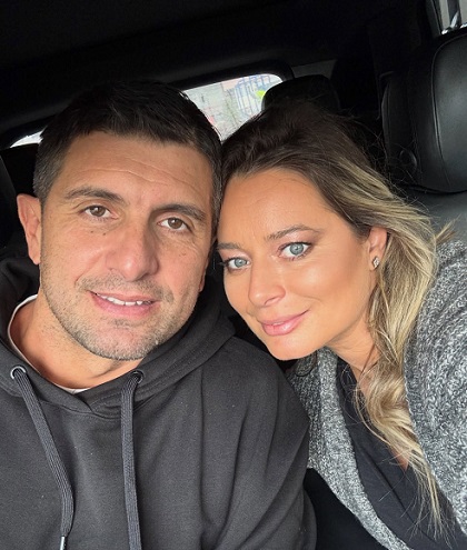 Laura Cosoi zambitoare, imbracata cu bluza neagra si pulover gri cu alb, stand foarte aproape de sotul ei, Cosmin Curticapean, imbracat cu hanorac negru, amandoi aflandu-se in masina