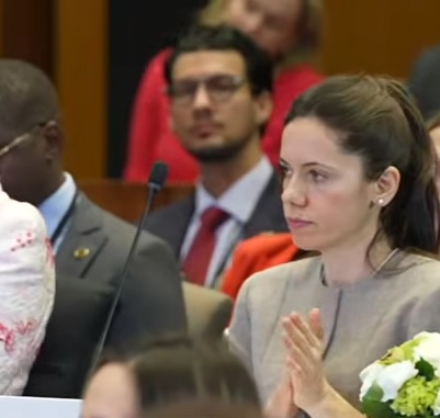 captura YouTube, Mirabela Gradinaru imbracata in sacou bej de stofa aplaudand in timp ce se afla la Summitul de la Washington initiat de Melania Trump