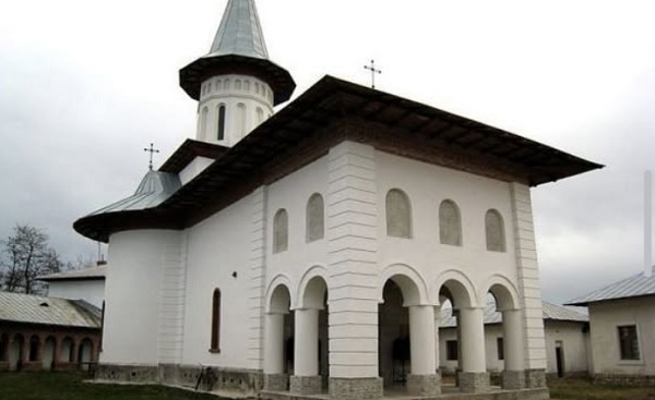 imagine a Mănăstirii Glavacioc din județul Argeș într-o zi înnorată