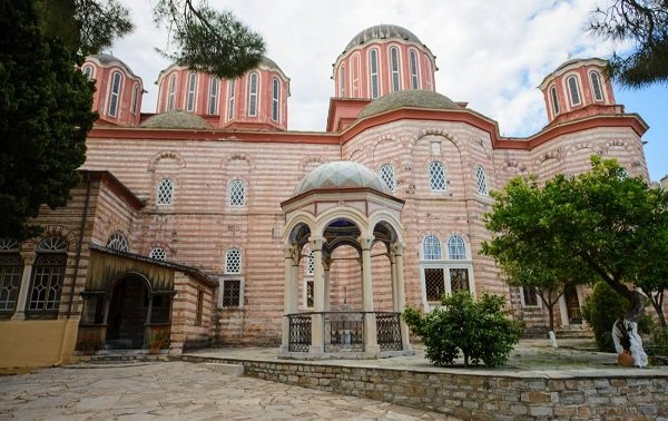 Manastirea Pantocrator din Draganesti-Vlasca, Teleorman, vedere din exterior, din curtea pavata cu caramida, in care se afla copaci