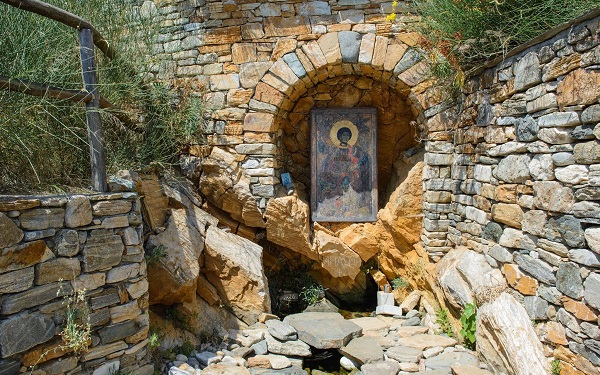 imagine de la Manastirea Xenofont din Grecia, de la Muntele Athos, icoana Sfantului Gheorghe asezata intr-o zona din exteriorul manastirii, intr-un zid de piatra