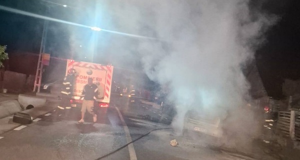 masina de pompieri pe soseaua din comuna Vartescoiu, Vrancea, unde a avut loc un accident grav, incercand sa stinga flacarile care au cuprins un autoturism