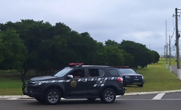 masini ale Gărzii Municipale din Campinas, Brazilia, aflandu-se langa un palc de copaci, pe o sosea, la o interventie intr-o zi noroasa